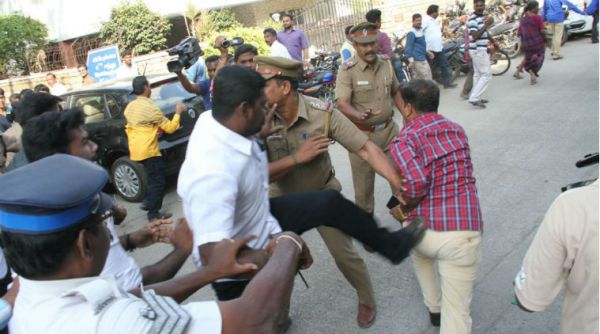 Read more about the article തമിഴ് സിനിമാ താരസംഘടനയായ “നടികര്‍ സംഘ”ത്തില്‍ സിനിമാ രംഗങ്ങളെ അനുസ്മരിപ്പിക്കും വിധം സംഘര്‍ഷം.