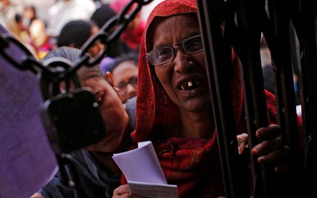 Read more about the article ബാങ്കുകളില്‍ ഇന്ന് മുതിര്‍ന്ന പൗരന്‍മാര്‍ക്ക് മാത്രമായിരിക്കും നോട്ട് മാറാൻ അവസരം.