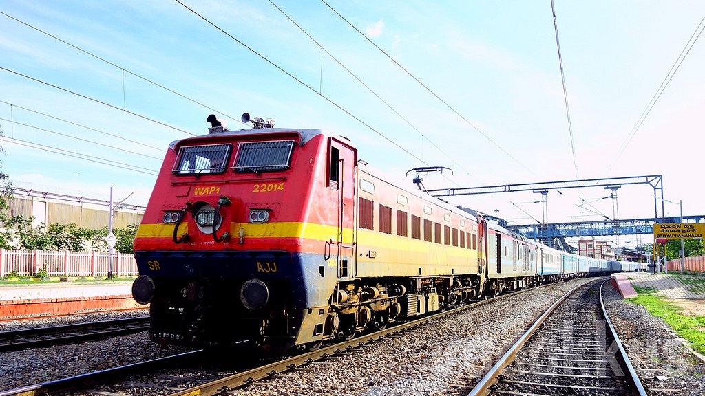 You are currently viewing ട്രാക്കിലൂടെ മൊബൈല്‍ ഫോണില്‍ സംസാരിച്ചു നടന്ന യുവതി ട്രെയിനിടിച്ചു മരിച്ചു.