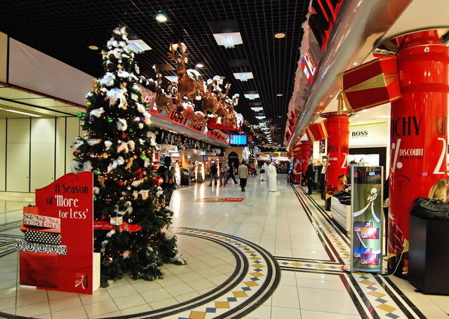 Read more about the article യാത്രക്കാര്‍ക്കായി ആഘോഷങ്ങളൊരുക്കി ദുബായ് വിമാനത്താവളം.