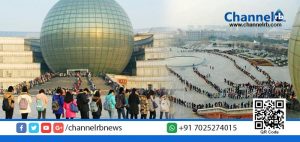 Read more about the article ഇത് വന്‍ മതിലല്ല… അറിവു നേടാനായി കാത്തു നില്‍ക്കുന്നവരുടെ ക്യൂവാണ്.