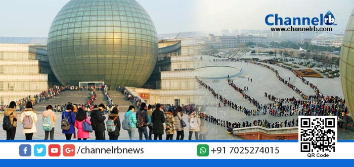 You are currently viewing ഇത് വന്‍ മതിലല്ല… അറിവു നേടാനായി കാത്തു നില്‍ക്കുന്നവരുടെ ക്യൂവാണ്.