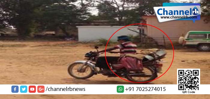 You are currently viewing ആംബുലന്‍സിനു നല്‍കാന്‍ പണമില്ല: പിതാവിന്റെ മൃതദേഹം ബൈക്കിനു പിറകില്‍ മകന്‍ പൊതിഞ്ഞു കെട്ടി.