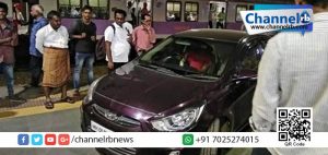 Read more about the article പ്ലാറ്റ്‌ഫോമില്‍ ‘ട്രെയിന്‍’ വന്നില്ല; പകരം ‘കാര്‍’-അമ്പരന്ന് ട്രെയിന്‍ യാത്രക്കാര്‍.