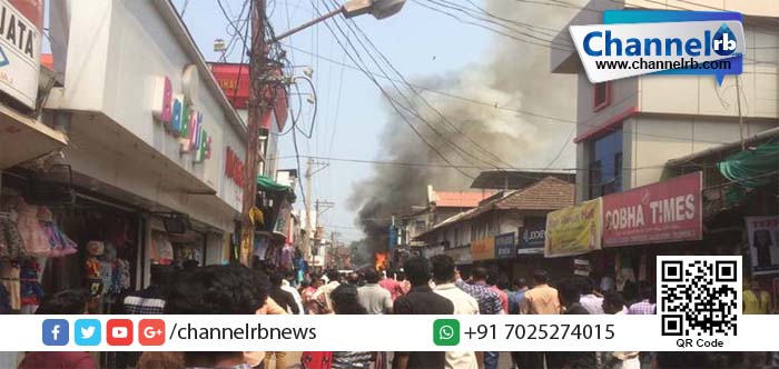 You are currently viewing മിഠായിത്തെരുവില്‍ പരിശോധനയ്‌ക്കെത്തിയ അധികൃതരെ വ്യാപാരികള്‍ തടഞ്ഞു.