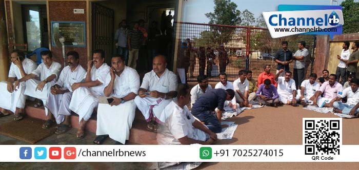 You are currently viewing മദ്രസ അധ്യാപകന്റെ മൃതദേഹം പൊതുദര്‍ശനത്തിന് കാസര്‍കോടെത്തിക്കാത്ത പോലീസ് നടപടിയില്‍ പ്രതിഷേധിച്ച് മുസ്ലീം ലീഗ് നേതാക്കള്‍ കുത്തിയിരിപ്പ് സമരം നടത്തി.