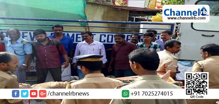 You are currently viewing തിരുവനന്തപുരത്ത് കനത്ത മഴയില്‍ മണ്ണിടിഞ്ഞ് വീണ് നാല് മരണം.