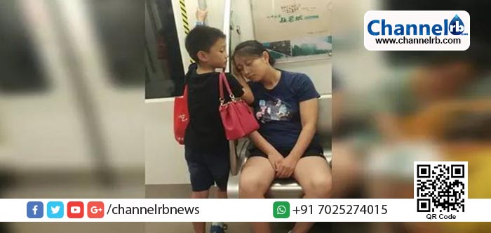 You are currently viewing അമ്മയ്‌ക്കൊരു കൈത്താങ്ങ്: അമ്മയ്ക്ക് സ്വന്തം കൈ തലയിണയായൊരുക്കിയ മകന്റെ ചിത്രം വൈറലാകുന്നു.