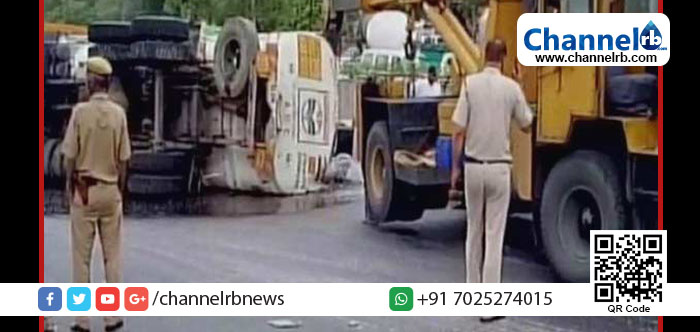 You are currently viewing ഡല്‍ഹിയില്‍ പെട്രോളുമായി പോകുന്ന ടാങ്കര്‍ മറിഞ്ഞു: 20,000 ലിറ്റര്‍ പെട്രോള്‍ ചോര്‍ന്നു.