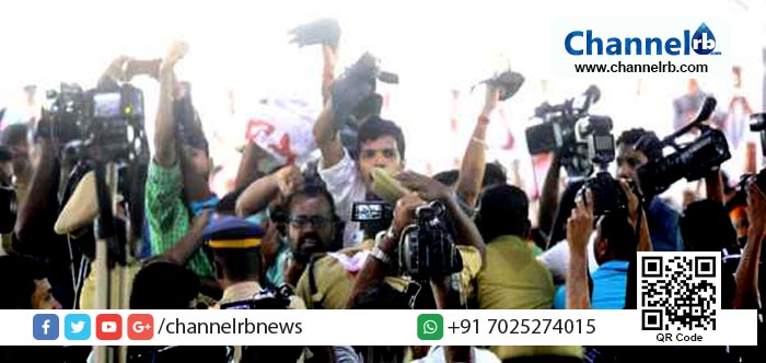 You are currently viewing കാസര്‍കോട്ട് കേന്ദ്ര മന്ത്രിക്കെതിരെ ഡി.വൈ.എഫ്.ഐ കാര്‍ കരിങ്കൊടി വീശി