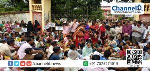 Read more about the article എന്‍ഡോസള്‍ഫാന്‍: സര്‍ക്കാര്‍ ഉത്തരവുകള്‍ അഗ്‌നിക്കിരയാക്കി കാസര്‍കോട്ട് അമ്മമാരുടെ പ്രതിഷേധ സമരം