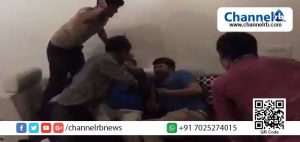 Read more about the article മോഷണത്തിനെത്തിയത് ആദായനികുതി ഉദ്യോഗസ്ഥര്‍ ചമഞ്ഞ്; സംഭവം തിരിച്ചറിഞ്ഞ നാട്ടുകാര്‍ ആറംഗസംഘത്തെ പിടികൂടി ‘കൈകാര്യം’ ചെയ്തു; വീഡിയോ കാണാം