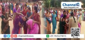 Read more about the article തെലങ്കാന സര്‍ക്കാര്‍ നടത്തിയ സൗജന്യ സാരിവിതരണം പലയിടത്തും അവസാനിച്ചത് സ്ത്രീകളുടെ കൂട്ടത്തല്ലില്‍