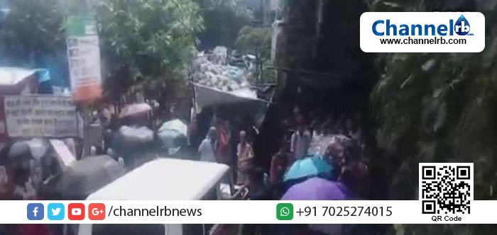 You are currently viewing മുംബൈയില്‍ റെയില്‍വേ സ്റ്റേഷനിലെ ഓവര്‍ബ്രിഡ്ജില്‍ തിക്കിലുംതിരക്കിലുംപെട്ട് 22 പേര്‍ മരിച്ചു; മരിച്ചവരുടെ കുടുംബങ്ങള്‍ക്ക് 5 ലക്ഷം നഷ്ടപരിഹാരം