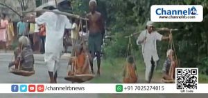 Read more about the article കള്ളക്കേസില്‍ നിന്നും മോചിപ്പിച്ചില്ല; പ്രതിഷേധമായി അച്ഛനമ്മമാരെ ചുമലിലേറ്റി ആദിവാസി യുവാവ് നടന്നത് 40 കിലോമീറ്റര്‍; വീഡിയോ കാണാം