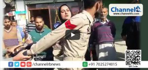 Read more about the article ശ്രീനഗറില്‍ പെണ്‍കുട്ടിയുടെ ചിത്രങ്ങള്‍ മൊബൈലില്‍ പകര്‍ത്തിയ പോലീസുകാരനെ നാട്ടുകാര്‍ പിടികൂടി കെട്ടിയിട്ടു