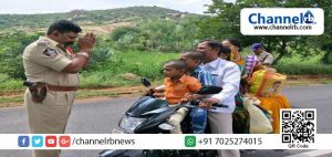 Read more about the article അഞ്ച് പേരുമായി ബൈക്ക് യാത്ര ചെയ്യുന്ന കുടുംബത്തെ കണ്ട പൊലീസുകാരന്‍ നിസഹായനായി കൈകൂപ്പി നമിച്ചുനില്‍ക്കേണ്ടിവന്നു; ചിത്രം സമൂഹമാധ്യമാധ്യമങ്ങളില്‍ വൈറലാകുന്നു