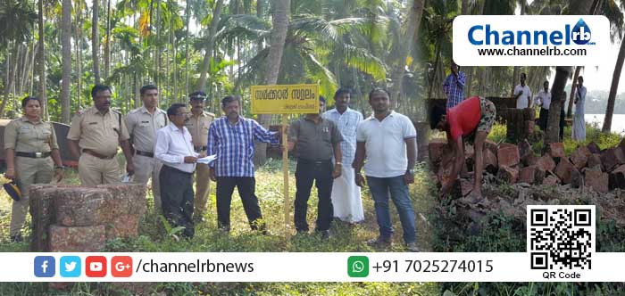 You are currently viewing ചന്ദ്രഗിരിപ്പുഴക്കരയിലെ കയ്യേറ്റങ്ങള്‍ സര്‍ക്കാര്‍ ഒഴിപ്പിച്ചുതുടങ്ങി; കോളിയാട്ട് മൂന്നുസെന്റോളം കയ്യേറിയ സ്ഥലത്ത് ബോര്‍ഡ് സ്ഥാപിച്ചു