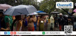 Read more about the article ഓഖി; കാണാതായവരെ കണ്ടെത്താന്‍ സഹായിക്കാത്തതിലും അധികാരികള്‍ എത്താത്തതിലും പ്രതിഷേധം; വലിയതുറ മുതല്‍ ശംഖുമുഖം വരെയുള്ള തീരദേശ റോഡുകള്‍ മത്സ്യത്തൊഴിലാളികള്‍ ഉപരോധിക്കുന്നു