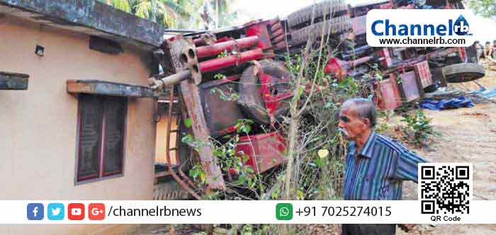 Read more about the article കുഴല്‍കിണറുകള്‍ക്ക് നിയന്ത്രണം വരുന്നതിന് മുമ്പേ ലോറികളുടെ മരണപ്പാച്ചല്‍; ബാരയില്‍ ലോറി നിയന്ത്രണം വിട്ട് മറിഞ്ഞ് രണ്ടുവീടുകളും തകര്‍ത്തു; അപകടസമയം വീടുകളില്‍ ആളില്ലാത്തതിനാല്‍ വന്‍ ദുരന്തം ഒഴിവായി