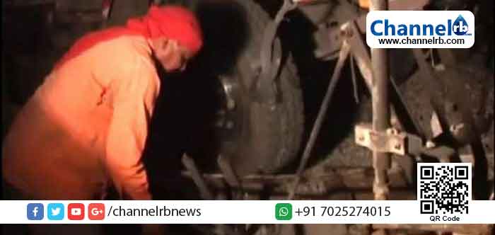 You are currently viewing റെയില്‍വേ ഗേറ്റ്​ അടക്കാത്തതിനാല്‍ പാളം മുറിച്ചുകടന്ന ട്രക്കിൽ ട്രെയിൻ ഇടിച്ചു; തകർന്ന ട്രക്കിൻ്റെ അവശിഷ്​ടങ്ങള്‍ക്കിടയില്‍പെട്ട് ലോക്കോ പൈലറ്റിന് ദാരുണാന്ദ്യം