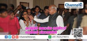 Read more about the article വനിതാ മാധ്യമപ്രവര്‍ത്തകയുടെ കവിളില്‍ തലോടിയ തമിഴ്​നാട് ഗവർണർ വിവാദത്തിൽ; ലൈംഗികാരോപണം നിഷേധിക്കാൻ വിളിച്ചുചേർത്ത യോഗത്തിലായിരുന്നു ഗവർണ്ണറുടെ തലോടൽ