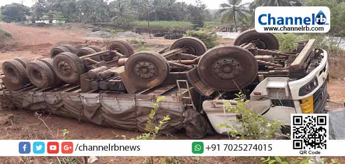 You are currently viewing ചെര്‍ക്കളയില്‍ നിര്‍ത്തിയിട്ട ലോറി തനിയേ നീങ്ങി തലകീഴായിമറിഞ്ഞു; റോഡരികില്‍ ആള്‍ക്കാരില്ലാത്തതിനാല്‍ ദുരന്തം ഒഴിവായി