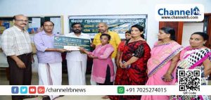 Read more about the article പ്രധാനമന്ത്രി സുരക്ഷാ ഭീമായോജന പദ്ധതിയില്‍ അംഗമായ മരണപ്പെട്ട രവീന്ദ്രയുടെ ഭാര്യക്ക് ഇന്‍ഷൂറന്‍സ് തുക നല്‍കി