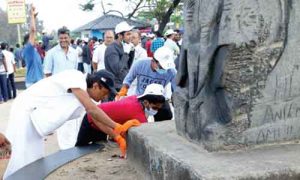 Read more about the article യൂനി കാലിക്കറ്റിന്റെ ബീച്ച് ശുചീകരണ പ്രവര്‍ത്തനങ്ങളില്‍ പങ്കാളിയായി ഡോ.ബോബി ചെമ്മണ്ണൂരും