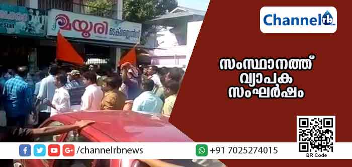 You are currently viewing ശബരിമല യുവതീപ്രവേശനം; സംസ്ഥാനത്ത് വ്യാപക പ്രതിഷേധം; പലേടത്തും അക്രമം; മവേലിക്കരയില്‍ താലൂക്ക് ഓഫീസിന് നേരെ അക്രമം; തിരുവനന്തപുരത്ത് സെക്രട്ടറിയേറ്റിന് മുന്നില്‍ സംഘര്‍ഷം; ഗ്രനേഡ് പ്രയോഗിച്ചു