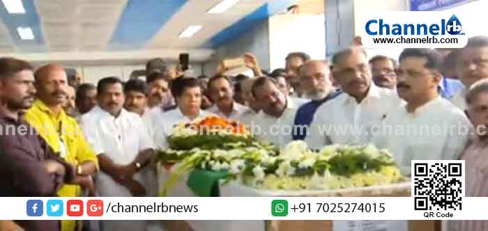 Read more about the article ധീര ജവാൻ്റെ ഭൗതികശരീരം ഏറ്റുവാങ്ങാൻ കരിപ്പൂരിൽ വൻ ജനക്കൂട്ടം