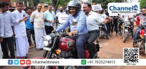 Read more about the article വോട്ടവകാശത്തിൻ്റെ പ്രാധാന്യം അറിയിച്ച് ബൈക്കിലേറി ജില്ലാ കളക്ടര്‍