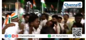 Read more about the article തമിഴ്‌നാട്ടിൽ കോൺഗ്രസ് പൊതുയോഗത്തിന്‍റെ വാർത്ത റിപ്പോർട്ട് ചെയ്യാൻ എത്തിയ മാധ്യമ പ്രവർത്തകൻ പകര്‍ത്തിയത്ഒഴിഞ്ഞ കസേരകളുടെ ചിത്രം ; പിന്നെ നടന്നത് ക്രൂര മര്‍ദ്ദനം (വീഡിയോ)