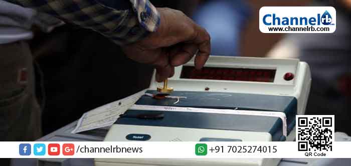 You are currently viewing ഇലക്ട്രോണിക് വോട്ടിംഗ് മെഷീന്‍ തകരാറിലായപ്പോള്‍ പ്രതിഷേധവും വേറിട്ടു; ആന്ധ്രയില്‍ ജനസേന സ്ഥാനാര്‍ത്ഥി വോട്ടിങ് യന്ത്രം എറിഞ്ഞുടച്ചു