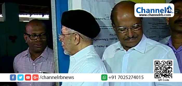 Read more about the article പതിവിന് മാറ്റമില്ല; പാണക്കാട് സി.കെ.എം.എം സ്കൂളിലെ ആദ്യ വോട്ട് തങ്ങളുടേത് തന്നെ, രണ്ടാമത്  കുഞ്ഞാലിക്കുട്ടി