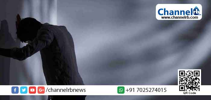 You are currently viewing കൈഞരമ്പുകള്‍ മുറിച്ചശേഷം മാധ്യമങ്ങള്‍ക്ക് മുന്നിലേക്ക് ഓടി വന്നു; സുപ്രീം കോടതി വളപ്പില്‍  ആത്മഹത്യാ ശ്രമവുമായി മധ്യവയസ്‌ക്കൻ