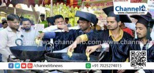 Read more about the article ബിരുദദാന ചടങ്ങില്‍ ധരിക്കുന്ന വസ്ത്രത്തില്‍ പക്കവട വിറ്റു; രാജ്യത്തെ തൊഴിലില്ലായ്മയിൽ പൊറുതിമുട്ടിയ യുവാക്കൾ ബി.ജെ.പിക്ക് എതിരെ നടത്തിയ സമരം