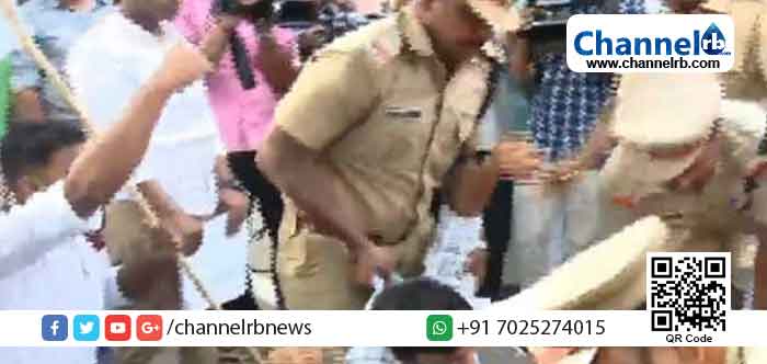 You are currently viewing സംഘര്‍ഷ ഭൂമിയാകുന്ന ക്യാംപസ്; യൂണിവേഴ്‌സിറ്റി കോളേജിലേക്ക് കെ.എസ്.യു, എ.ബി.വി.പി മാര്‍ച്ച് ; പ്രവര്‍ത്തകരെ അറസ്റ്റ് ചെയ്ത് മാറ്റുന്നു