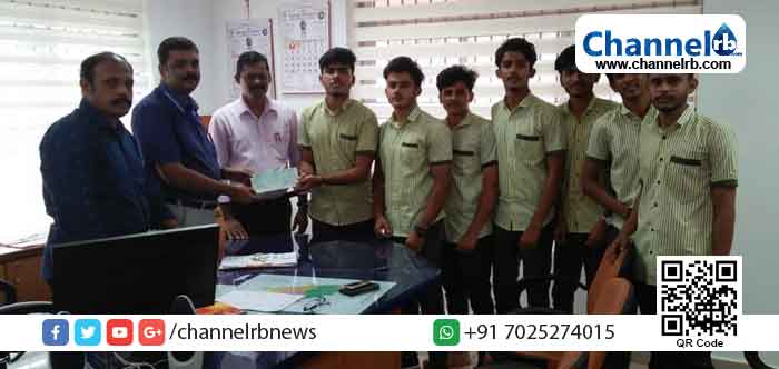 You are currently viewing ജി. എച്ച്.എസ്.എസ് ചെർക്കള സെൻട്രല്‍ പ്ലസ് ടു വിദ്യാര്‍ത്ഥികള്‍ ദുരിതാശ്വാസ നിധിയിലേക്ക് സ്വരൂപിച്ച പണം ഡെപ്യൂട്ടി കളക്ടര്‍ക്ക് കൈമാറി