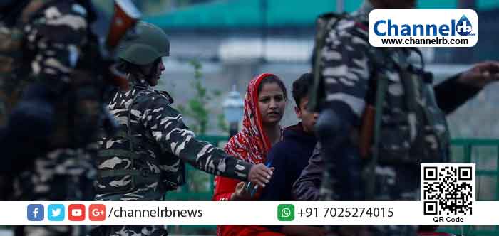 You are currently viewing എഫ്.ഐ.ആറോ എന്തെങ്കിലും കുറ്റങ്ങളോ ഇല്ല; കാശ്മീരില്‍ രാത്രി സുരക്ഷാ സൈന്യം കുട്ടികളടക്കമുള്ളവരെ കസ്റ്റഡിയിലെടുക്കുന്നു