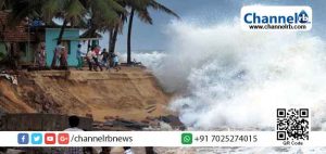 Read more about the article പ്രളയത്തിലെ വെള്ളം ഇറങ്ങിയതിനാല്‍ തിരികെ വീട്ടിലേക്ക് തിരിച്ചു; അപ്പോള്‍ വീണ്ടും ദുരിതം; കോഴിക്കോട് കടലാക്രമണം രൂക്ഷംമാകുന്നു; 17 കുടുംബങ്ങളെ മാറ്റിപ്പാര്‍പ്പിച്ചു