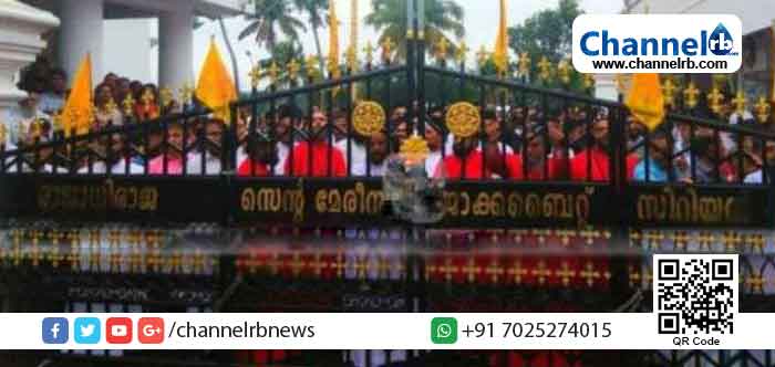 You are currently viewing പിറവം സെന്റ് മേരീസ് പള്ളിയുടെ ഗേറ്റ് പോലീസ് മുറിച്ചുമാറ്റി; ചുമതല കലക്ടര്‍ ഏറ്റെടുത്തു; തടഞ്ഞ 67 പേരെ അറസ്റ്റു ചെയ്‌തെന്ന് സർക്കാർ ഹൈക്കോടതിയിൽ