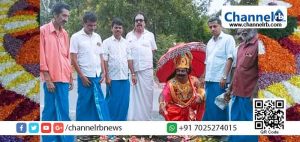 Read more about the article അപകടം നിത്യസംഭവം;  നികത്താൻ തയ്യാറാകാതെ അധികൃതർ; ദേശീയ പാതയിലെ കുഴിയിൽ പൂക്കളമൊരുക്കി പ്രതിഷേധം