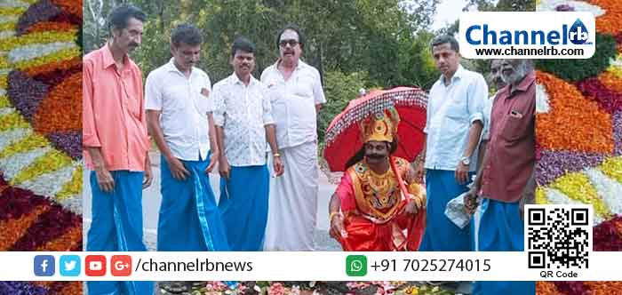 You are currently viewing അപകടം നിത്യസംഭവം;  നികത്താൻ തയ്യാറാകാതെ അധികൃതർ; ദേശീയ പാതയിലെ കുഴിയിൽ പൂക്കളമൊരുക്കി പ്രതിഷേധം