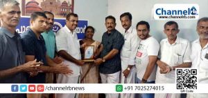 Read more about the article പ്രളയ സമയത്ത് സ്വന്തം പുരയിടത്തിൽ നിന്ന് പത്ത് സെന്റ് സ്ഥലം പതിച്ച് നൽകി; കാസര്‍കോടിന്‍റെ മാലാഖ പ്രിയാകുമാരിക്ക് പുഞ്ചിരി മുളിയാറിന്‍റെ ആദരവ്