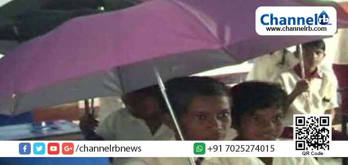 Read more about the article മേല്‍ക്കൂരയിലെ ചോര്‍ച്ച; ക്ലാസ് മുറിയില്‍  കുട്ടികള്‍ ഇരിക്കുന്നത് കുടപിടിച്ച്‌