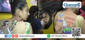 Read more about the article നവരാത്രി ആഘോഷങ്ങളുടെ ഭാഗമായി ചാന്ദ്രയാനും കാശ്മീർ വിഷയവും ശരീരത്തിൽ ടാറ്റുവാക്കി യുവതികൾ