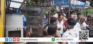 Read more about the article കാസർകോട്ടെ ദേശിയ പാതയോരത്തുള്ള തട്ടുകടകൾ ഒഴിപ്പിച്ചു; ജില്ലാ വികസന സമിതിയുടെ കർശന നിർദേശത്തെ തുടർന്നായിരുന്നു നടപടി