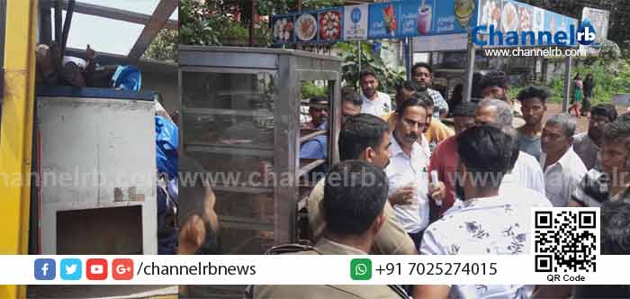 Read more about the article കാസർകോട്ടെ ദേശിയ പാതയോരത്തുള്ള തട്ടുകടകൾ ഒഴിപ്പിച്ചു; ജില്ലാ വികസന സമിതിയുടെ കർശന നിർദേശത്തെ തുടർന്നായിരുന്നു നടപടി