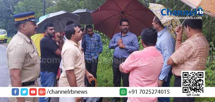 You are currently viewing ചെർക്കള – ജാൽസൂർ റോഡരികിലുള്ള അപകടത്തിലയ മരങ്ങൾ തികളാഴ്ച്ച മുറിച്ച് മറ്റും; സ്ഥലം സന്ദർശിച്ച ജില്ലാ കലക്ടർ ബന്ധപ്പെട്ട ഉദ്യോഗസ്ഥർക്ക് അടിയന്തിര നടപടിക്ക് നിർദേശം നൽകി